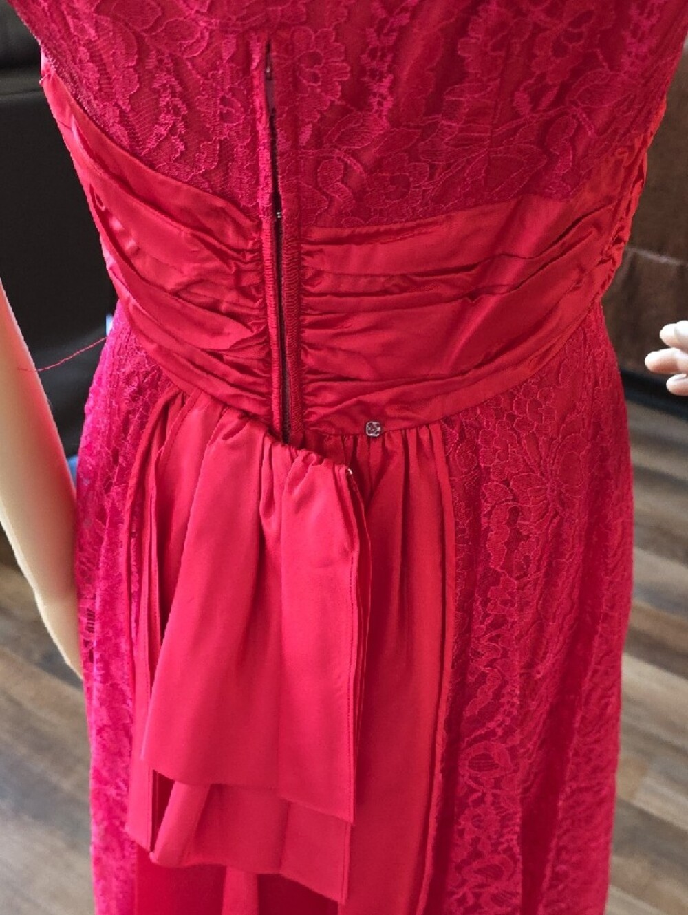 1950s Red Lace Scoop-Neck Midi Dress - Picture 5 of 9